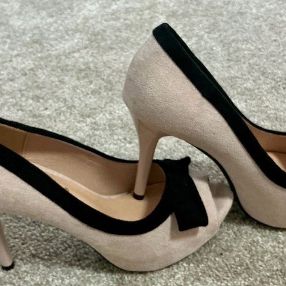 NWOT Blush & Black Peak Toe Heels - Picture 3 of 3
